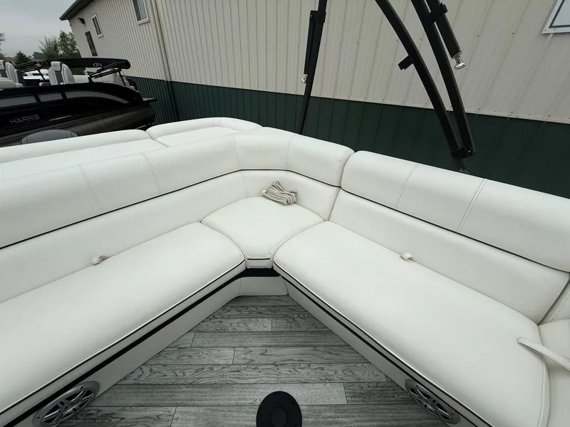 Slide: The Image of Interior of a 2017 South Bay 500 Series pontoon boat. - 18
