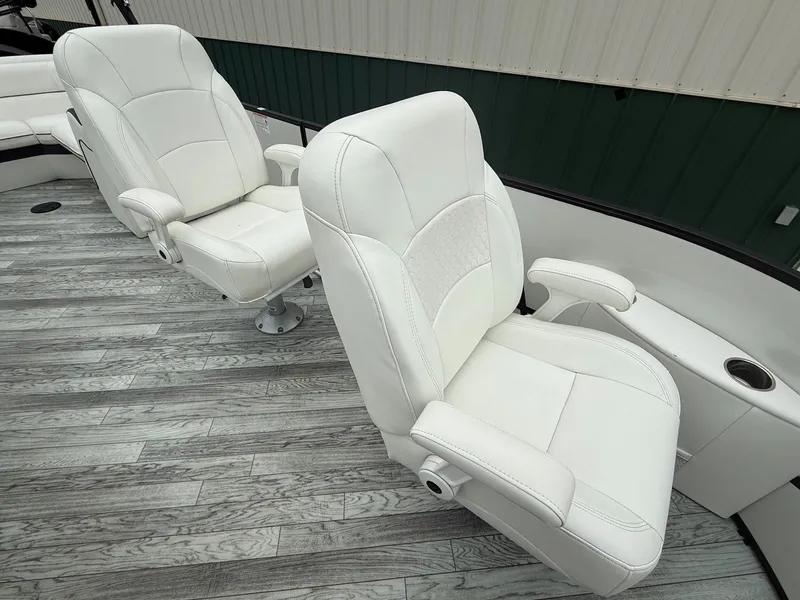 Slide: The Image of White leather seats on a 2017 South Bay 500 Series boat. - 8