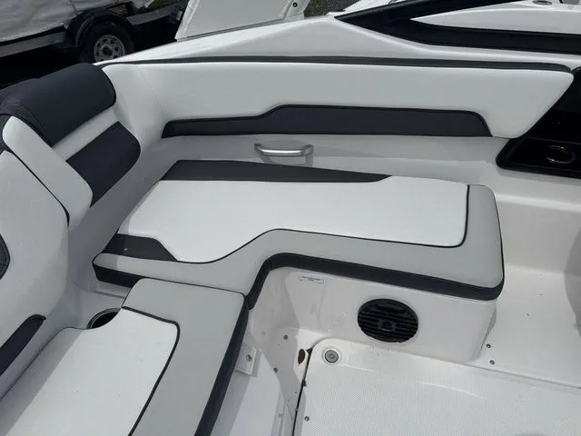 Slide: The Image of Yamaha 195S 2025 - 13