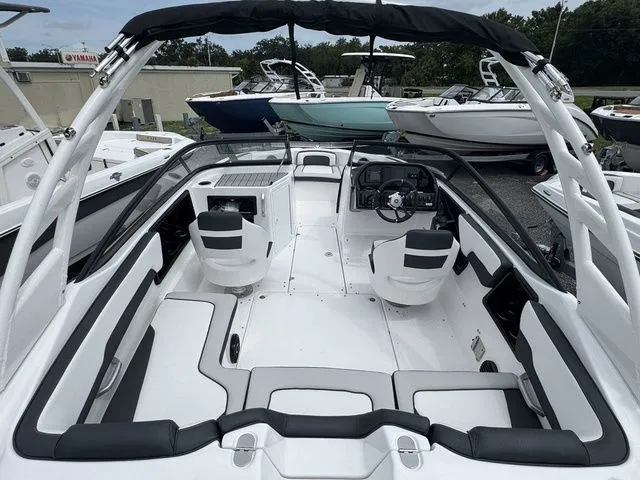Slide: The Image of Yamaha 195S 2025 - 4