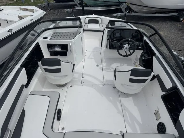 Slide: The Image of Yamaha 195S 2025 - 5