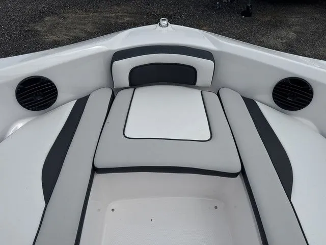 Slide: The Image of Yamaha 195S 2025 - 9