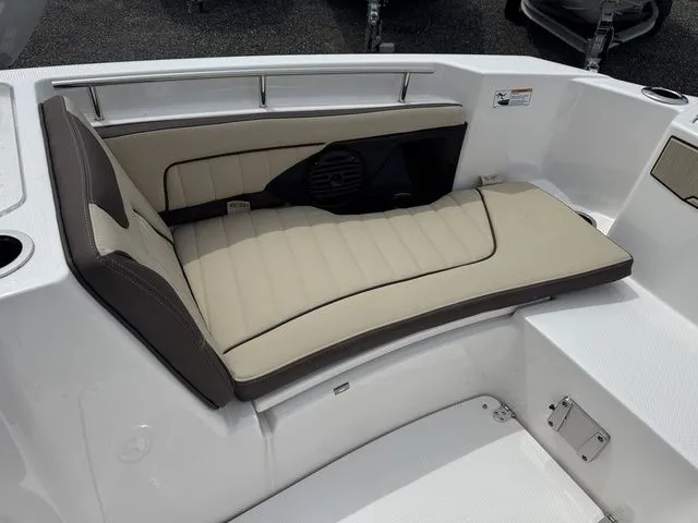 Slide: The Image of Yamaha 255 FSH Sport E 2025 - 18