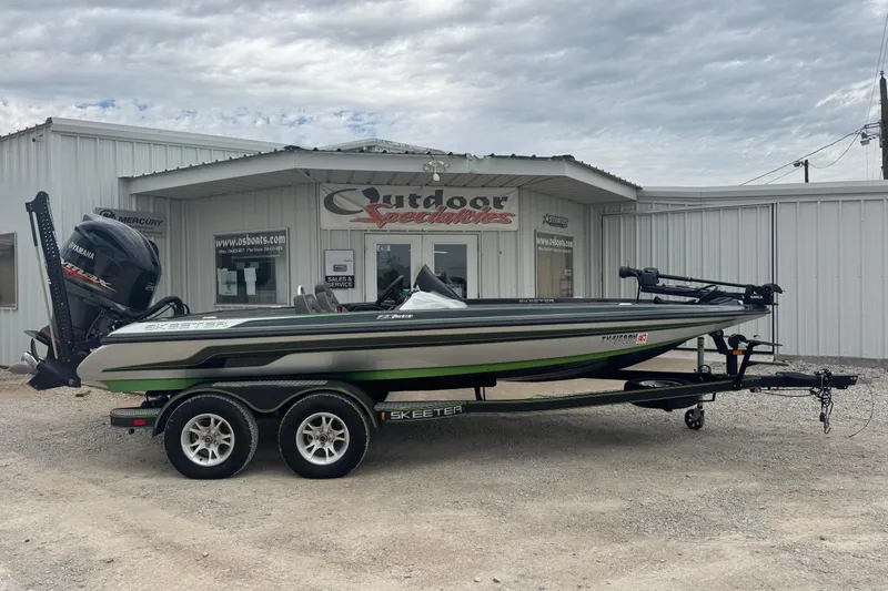 The Image of 2018 Skeeter ZX200 boat on trailer outside dealership, featuring Yamaha engine. - 1