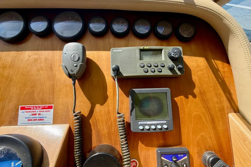Slide: The Image of Dashboard of 2007 Navigator 44 Classic with radio and navigation instruments. - 18