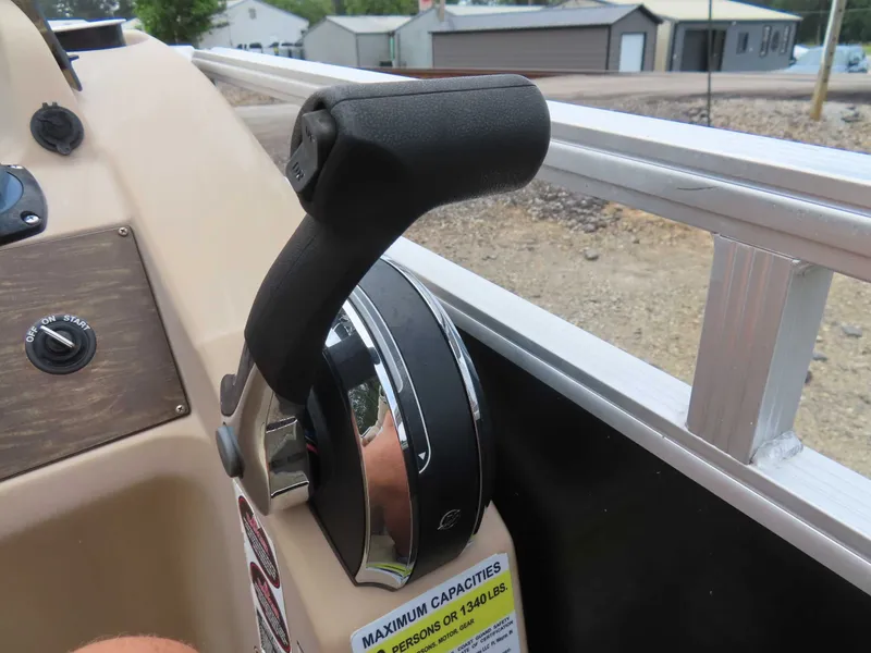 Slide: The Image of Throttle control of a 2016 Cypress Cay SeaBreeze 210 pontoon boat. - 21