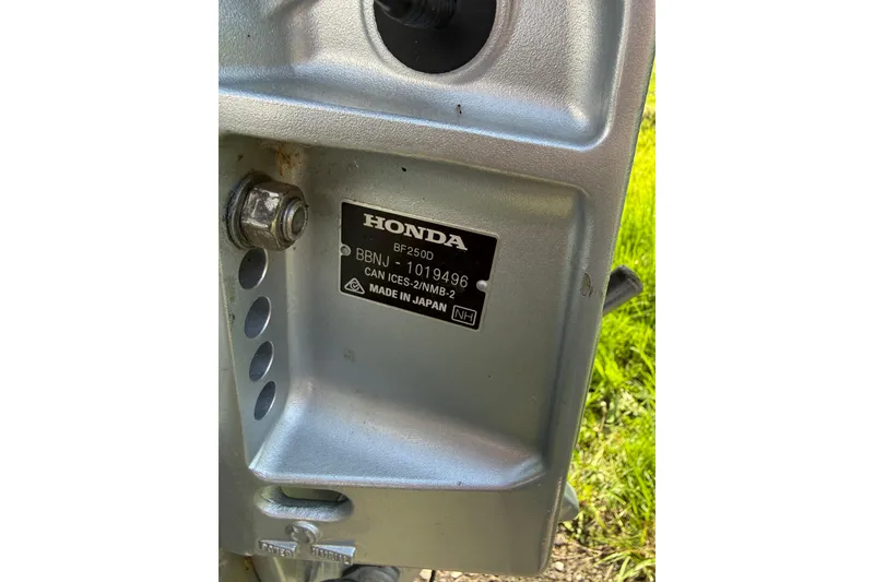 Slide: The Image of 1990 Bayliner 2302 Trophy Walkaround with Honda BF250D engine, serial BBNJ-1010496. - 11