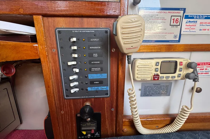 Slide: The Image of Control panel and radio equipment in a 1989 Gulf Pilot House boat. - 67