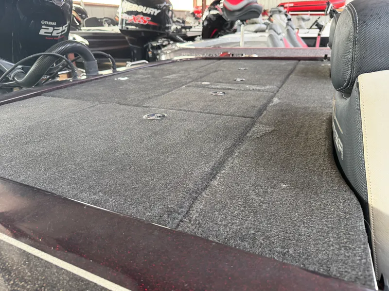 Slide: The Image of 2017 Skeeter ZX225 boat with Yamaha 225 engine. - 18