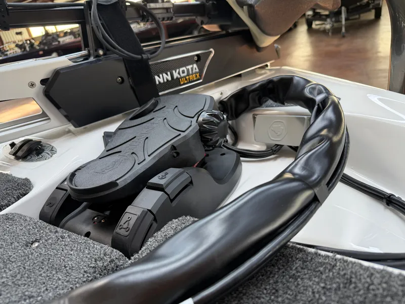 Slide: The Image of Bass Cat Cougar FTD SP 2026 with Minn Kota Ultrex control. - 6