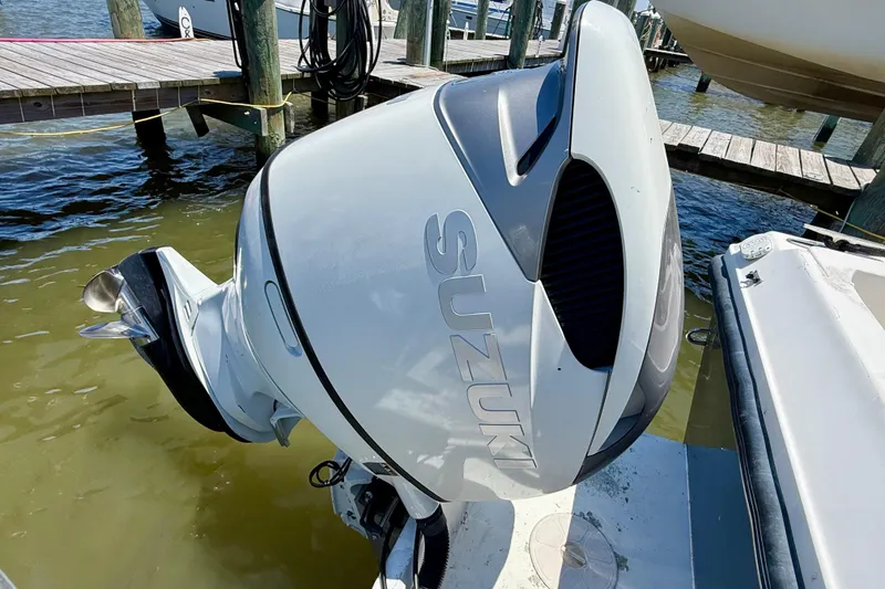 Slide: The Image of Outboard motor on a 2000 BAJA CRUISER King Cat 340, docked by the water. - 18