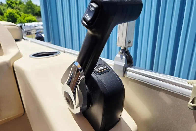 Slide: The Image of Close-up of a Yamaha throttle control on a 2019 Starcraft EX 20 C boat. - 23