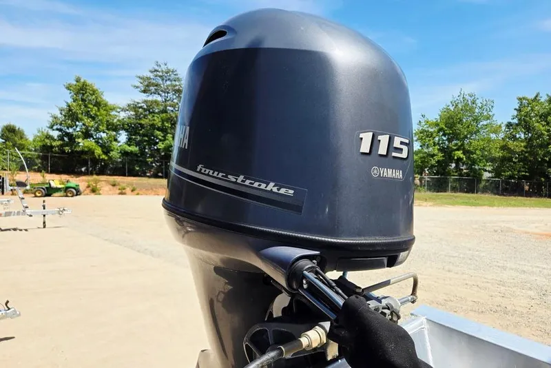 Slide: The Image of Yamaha 115 four-stroke outboard motor on a 2019 Starcraft EX 20 C boat. - 31