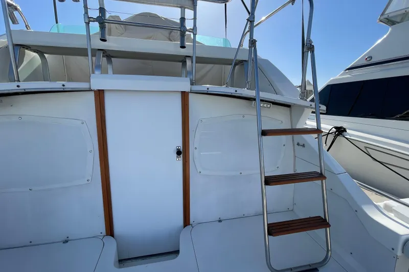 Slide: The Image of 1987 Bertram 28 Sport Fisherman boat with ladder and white deck. - 12