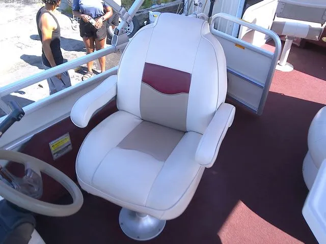 Slide: The Image of Captain's chair on a 2002 Godfrey 240 FISH AND FAMILY boat. - 8