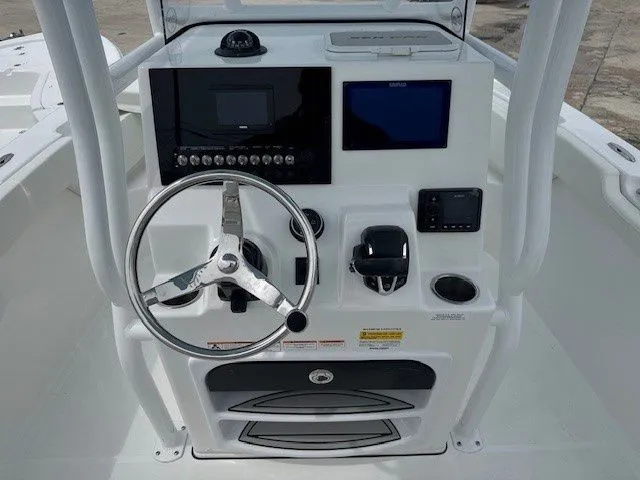 Slide: The Image of Sea Pro 225 FLXR Sandbar 2026 helm with modern electronics. - 6