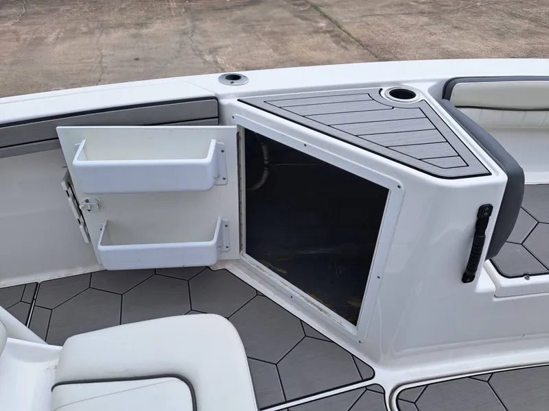 Slide: The Image of Yamaha 210 FSH Sport 2020 with open storage compartment and gray flooring. - 13