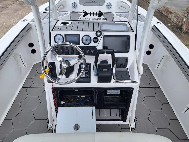 Slide: The Image of Yamaha 210 FSH Sport 2020 helm with modern controls and displays. - 18