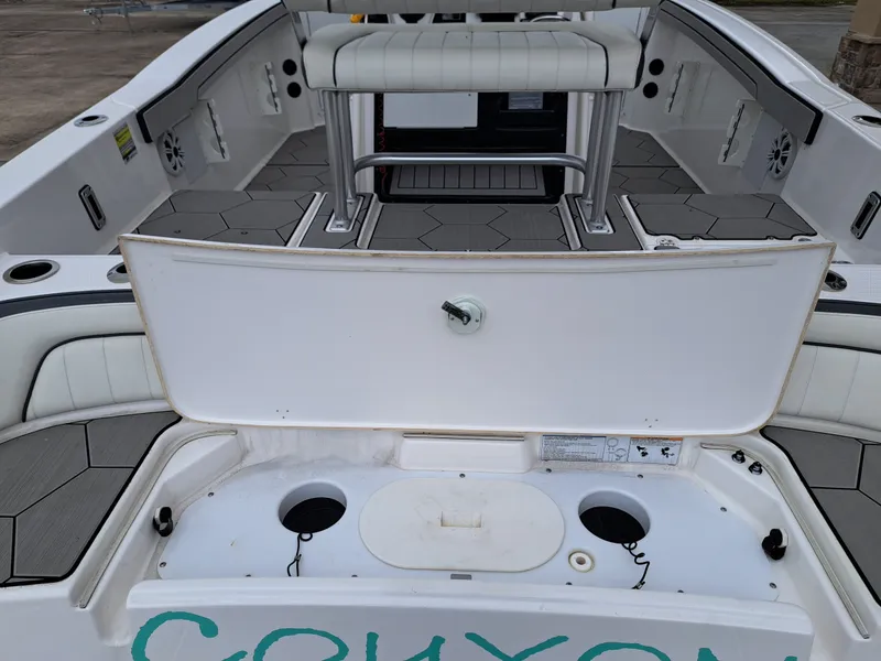 Slide: The Image of Yamaha 210 FSH Sport 2020, open deck with storage compartment. - 7
