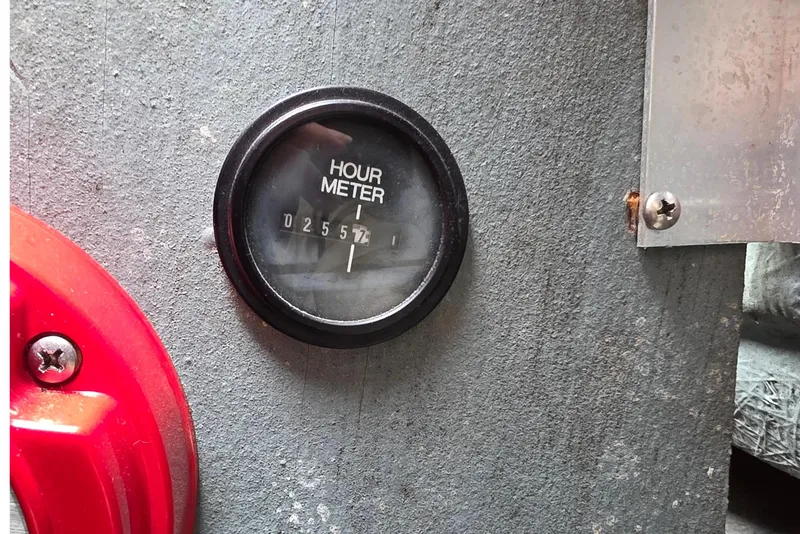 Slide: The Image of Hour meter of a 1993 Sea Ray 200 boat, displaying 2557 hours. - 14