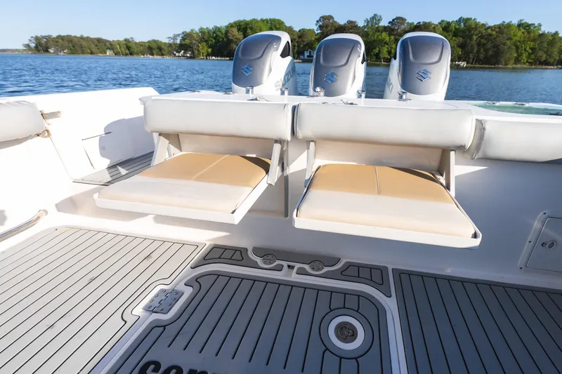 Slide: The Image of Everglades 350EX 2011 with Suzuki engines on a lake. - 13