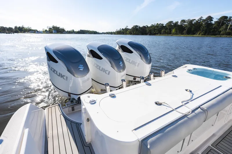 Slide: The Image of Everglades 350EX 2011 with three Suzuki outboard motors on a lake. - 14