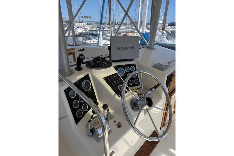 Slide: The Image of 2007 Silverton 33 Convertible boat helm with Garmin navigation system and control panel. - 14