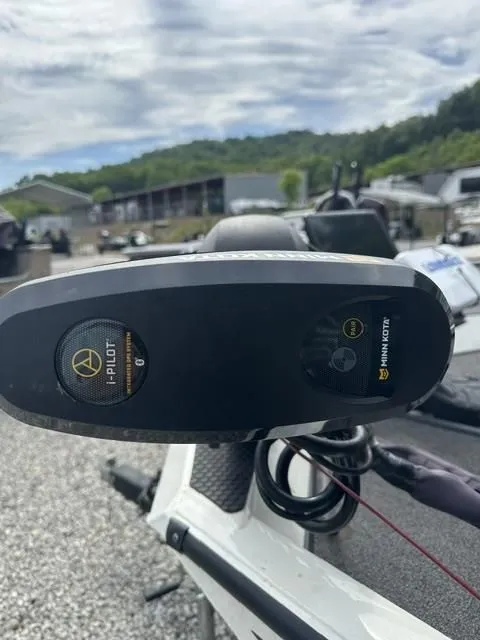 Slide: The Image of Minn Kota i-Pilot on Ranger Tournament RT198P, 2018 model. - 11