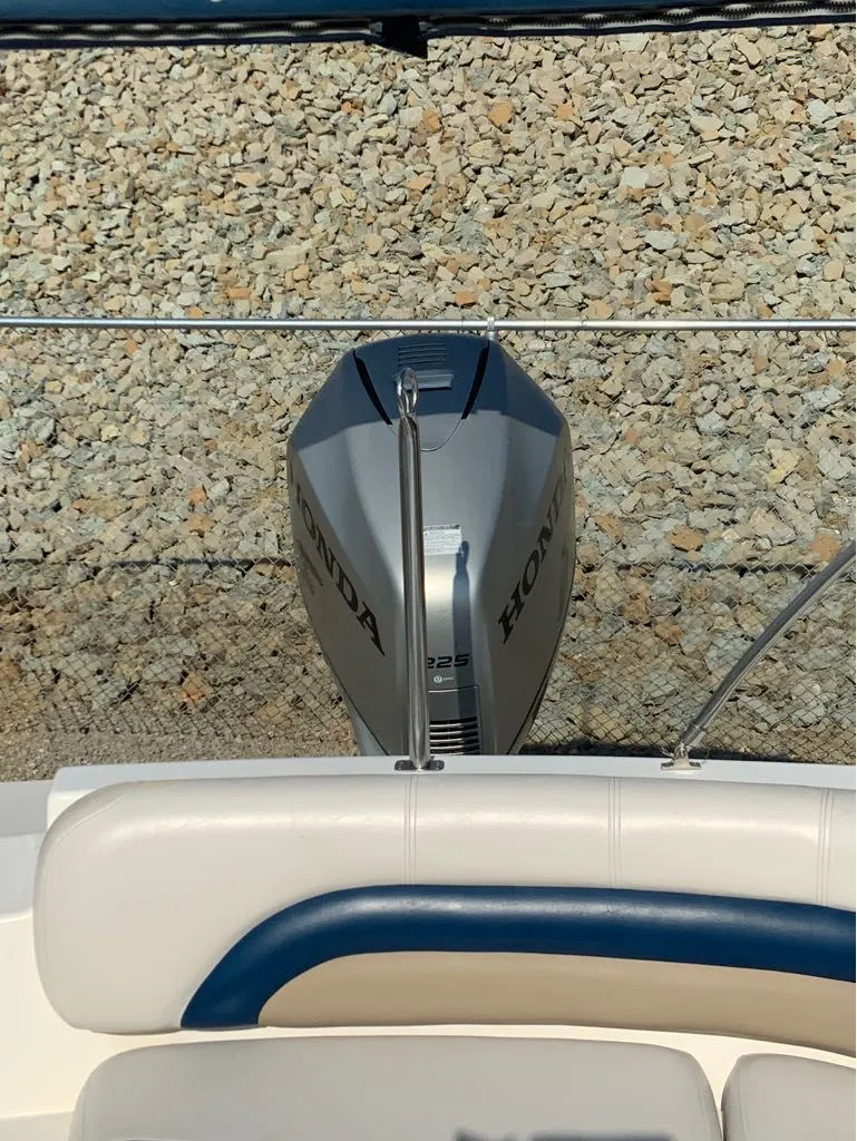 Slide: The Image of Hurricane GS232 2006 boat with Honda outboard motor. - 5