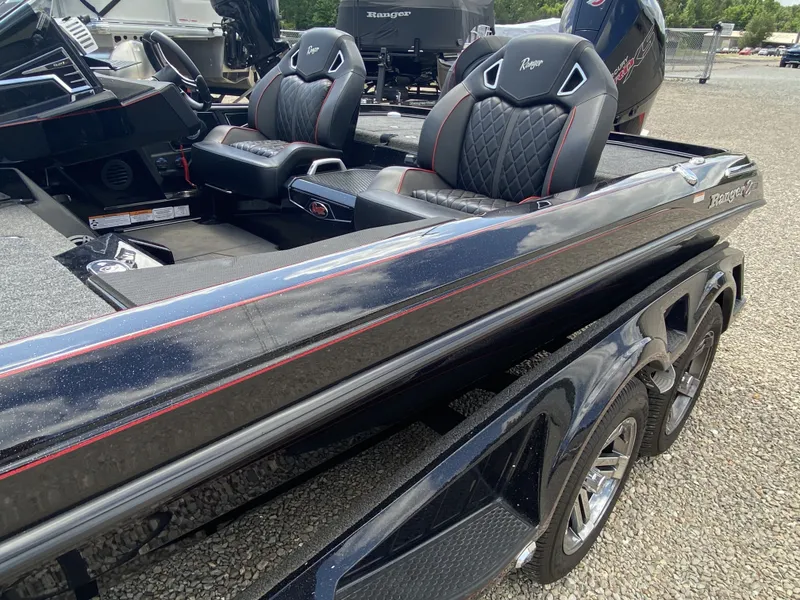 Slide: The Image of 2026 Ranger Z Comanche Z521R boat with luxurious seating. - 23