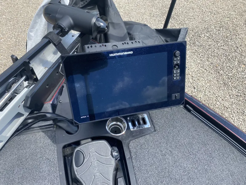 Slide: The Image of 2026 Ranger Z Comanche Z521R with Humminbird Apex 16 display. - 4