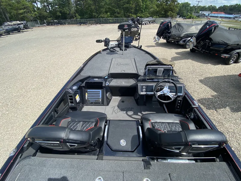 Slide: The Image of Interior of 2026 Ranger Z Comanche Z521R boat. - 6