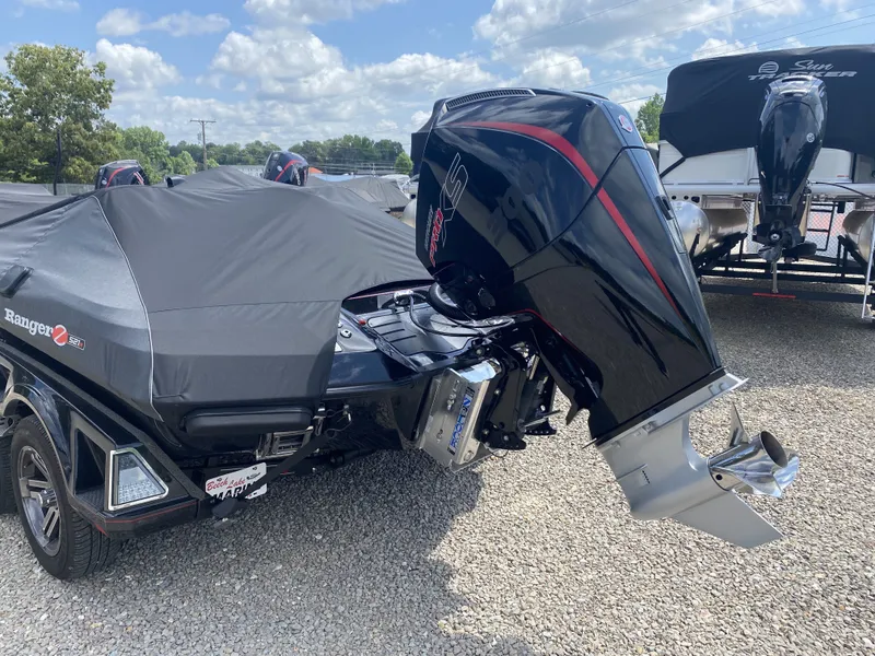 Slide: The Image of 2026 Ranger Z Comanche Z521R boat with cover and outboard motor. - 7