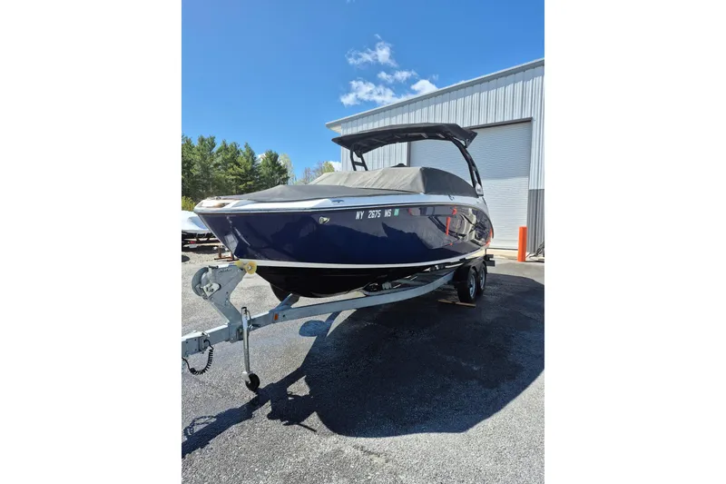 Slide: The Image of 2021 Yamaha Boats 252SE on trailer, parked outdoors near a building. - 4