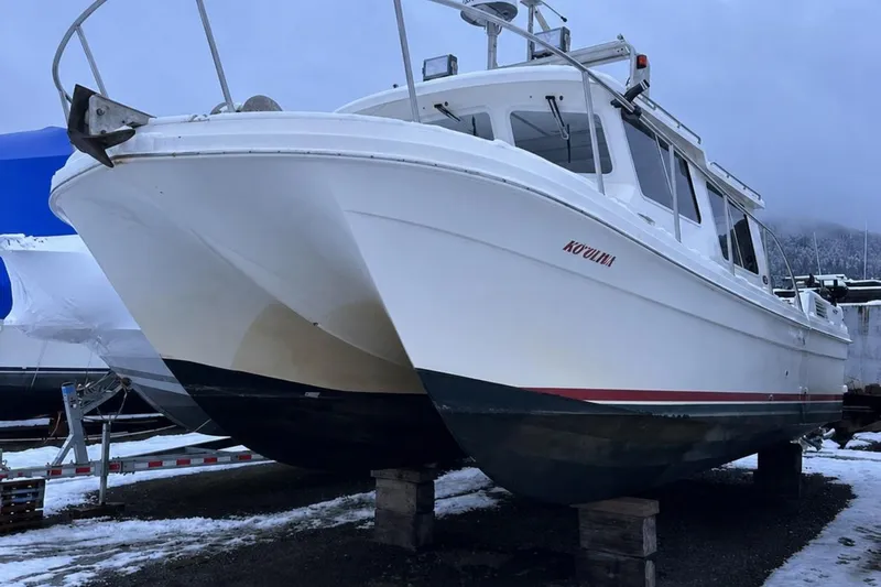 The Image of SeaSport Pacific 3200 boat from 2000 on dry dock, winter setting. - 0