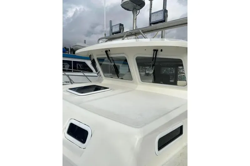 Slide: The Image of 2001 SeaSport Pacific 3200 boat with white exterior and large windows. - 18