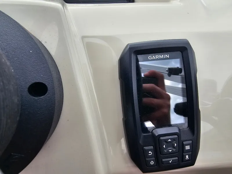 Slide: The Image of Garmin device on Bennington 20SV 2020 boat console. - 13