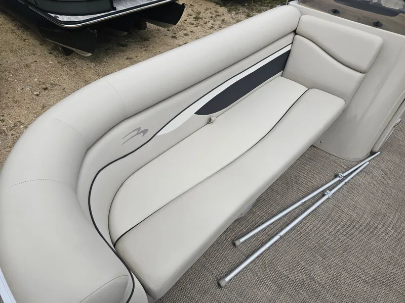 Slide: The Image of Bennington 20SV 2020 boat seat with beige upholstery. - 3