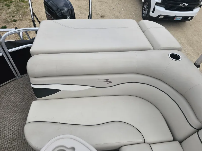 Slide: The Image of Bennington 20SV 2020 pontoon boat with beige seating area. - 7