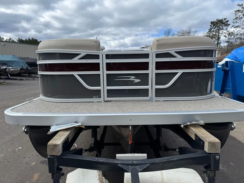 Slide: The Image of 2026 Bennington 22SSR-SPS pontoon boat on a trailer. - 8