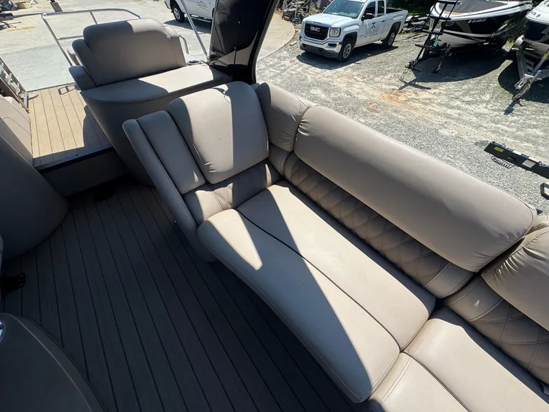 Slide: The Image of Interior of a 2017 Bennington 25QXCWIO with beige leather seating. - 10