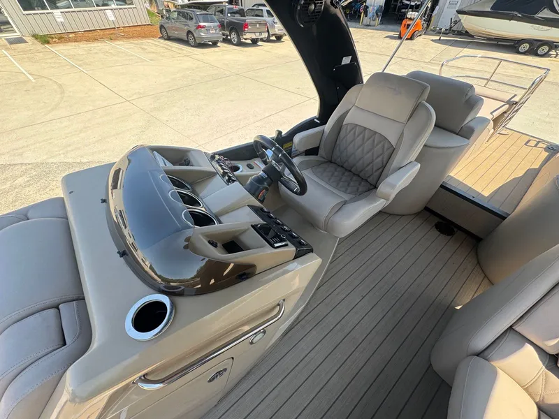 Slide: The Image of Interior of a 2017 Bennington 25QXCWIO boat with luxurious cockpit. - 11