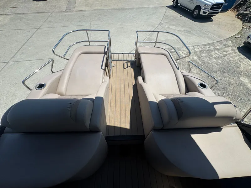 Slide: The Image of 2017 Bennington 25QXCWIO pontoon boat with reclining seats. - 12