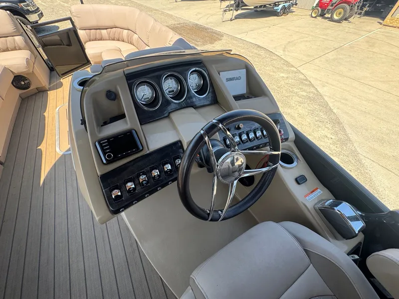 Slide: The Image of Interior view of a 2017 Bennington 25QXCWIO boat with helm console. - 13