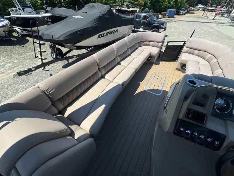 Slide: The Image of Interior of a 2017 Bennington 25QXCWIO pontoon boat with beige seating. - 14