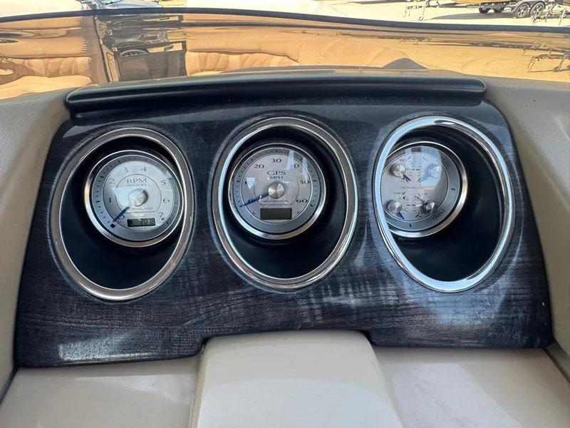 Slide: The Image of Dashboard of a 2017 Bennington 25QXCWIO boat with gauges. - 18