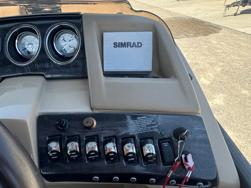 Slide: The Image of Dashboard of a 2017 Bennington 25QXCWIO boat. - 20