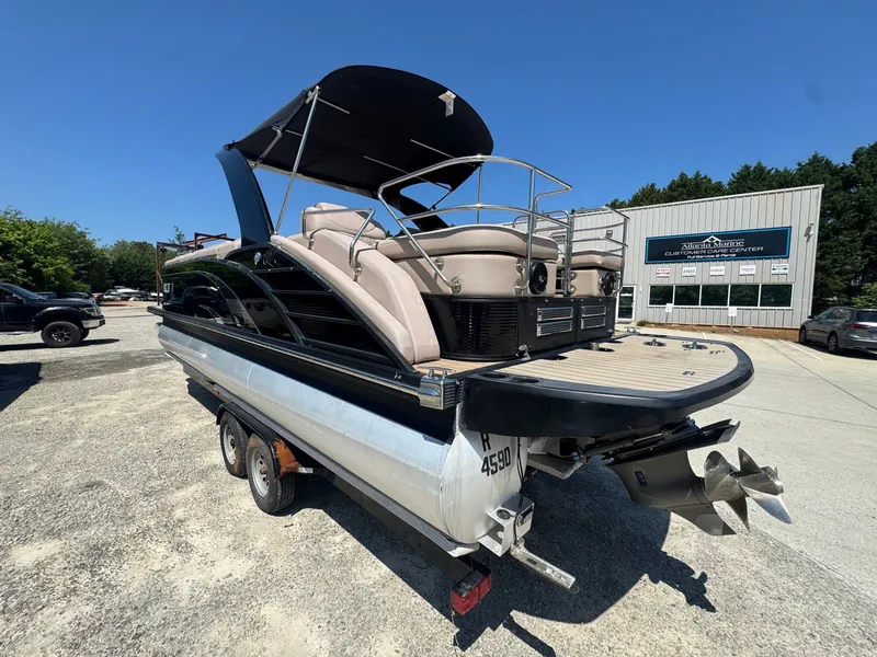 Slide: The Image of 2017 Bennington 25QXCWIO pontoon boat on trailer outdoors. - 5