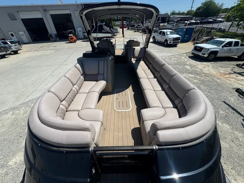 Slide: The Image of Interior view of a 2017 Bennington 25QXCWIO pontoon boat with beige seating. - 9
