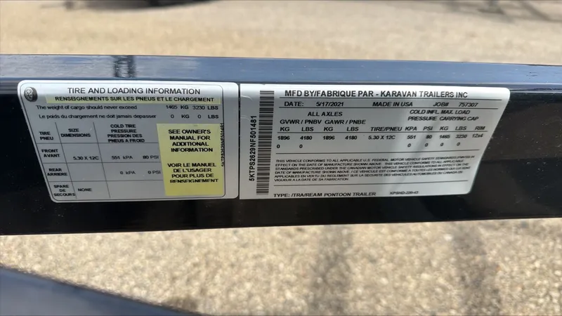 Slide: The Image of Label showing tire and loading information for SunCatcher Vista 16, year 2021. - 14